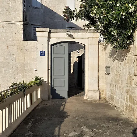 Moretti 4* Τρογκίρ